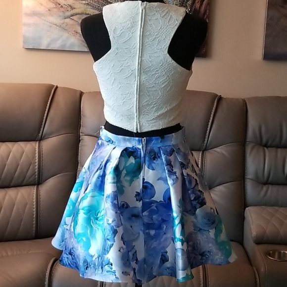 Two- Piece floral skirt size 7/8 - Picture 3 of 3